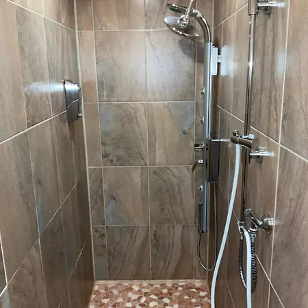 Toskanahaus, Njualms * טאנהיים